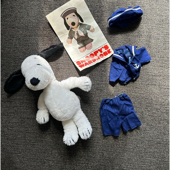 Snoopy | 1950s plush with 5 outfits and carrying case collectible - Picture 9 of 15